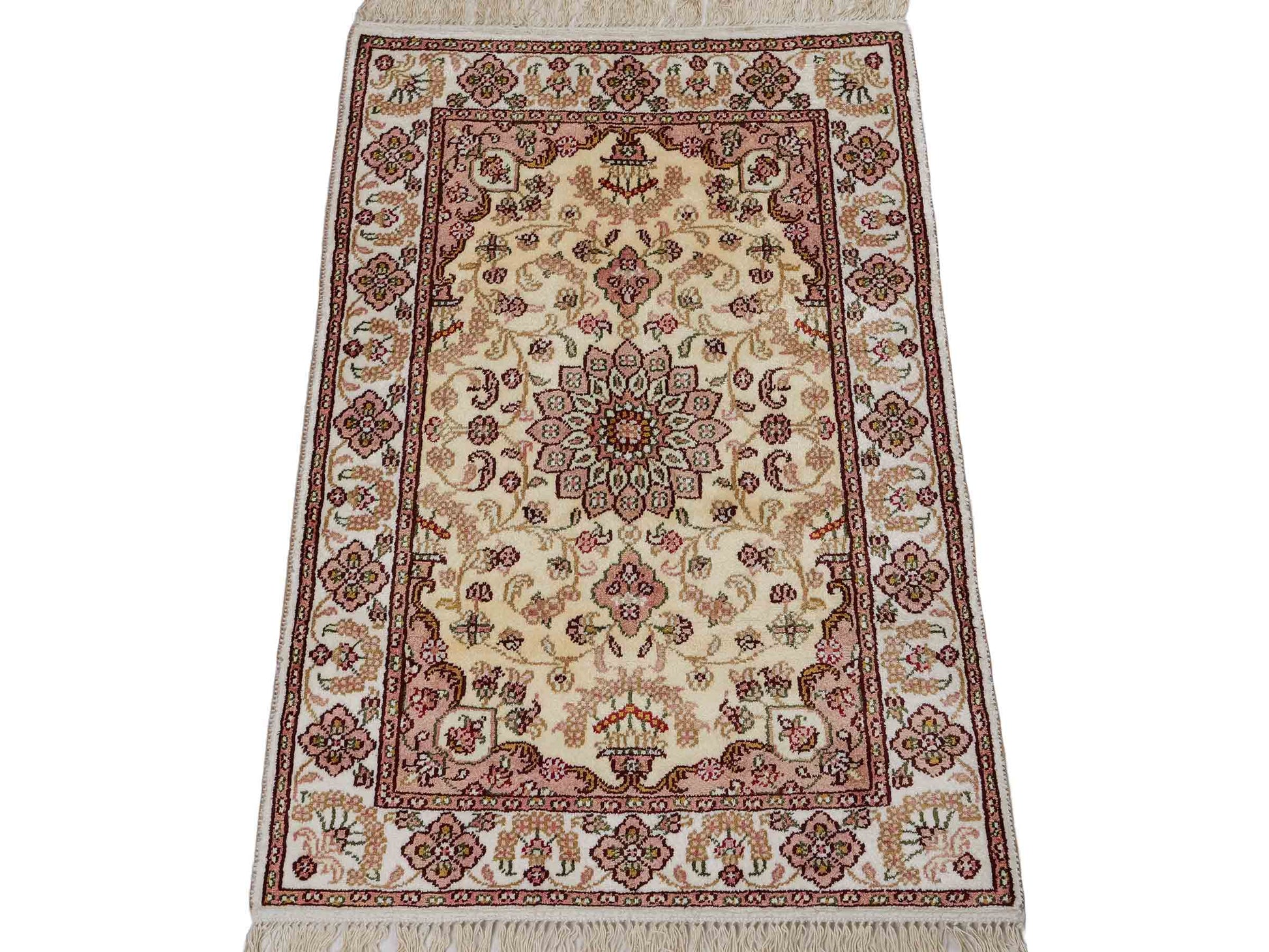 Feiner, handgeknüpfter, chinesischer Orientteppich mit Ghom Design aus Kunstseide, weiß, creme. 89x60 cm. Verkauf durch Jupiter Intl.
