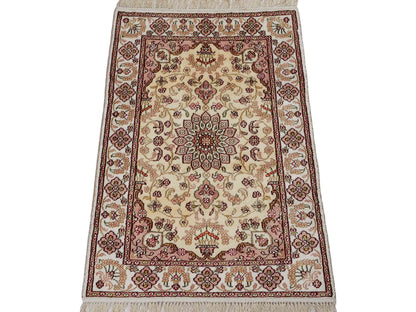 Feiner, handgeknüpfter, chinesischer Orientteppich mit Ghom Design aus Kunstseide, weiß, creme. 89x60 cm. Verkauf durch Jupiter Intl.