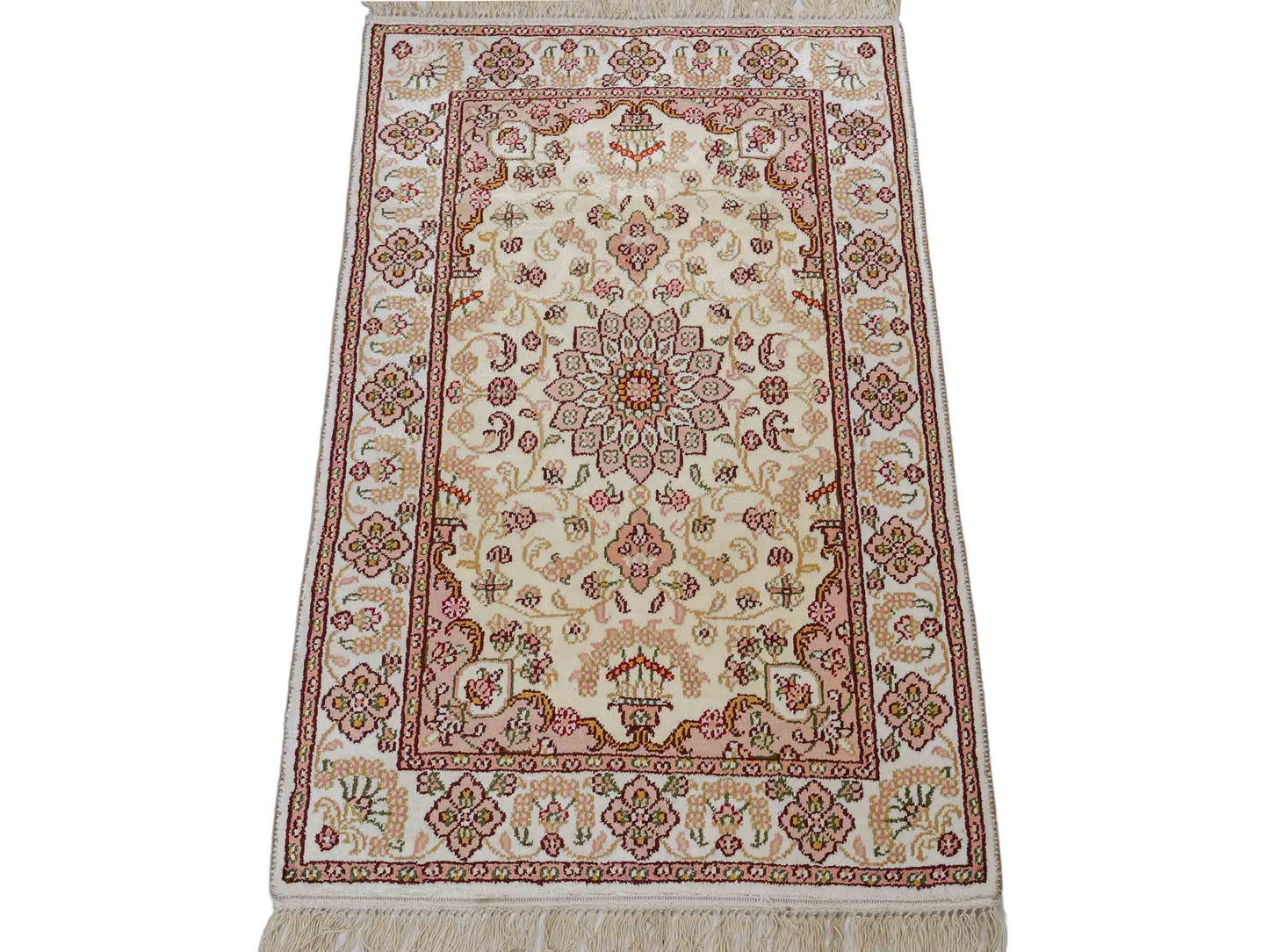 Feiner, handgeknüpfter, chinesischer Orientteppich mit Ghom Design aus Kunstseide, weiß, creme. 89x60 cm. Verkauf durch Jupiter Intl.