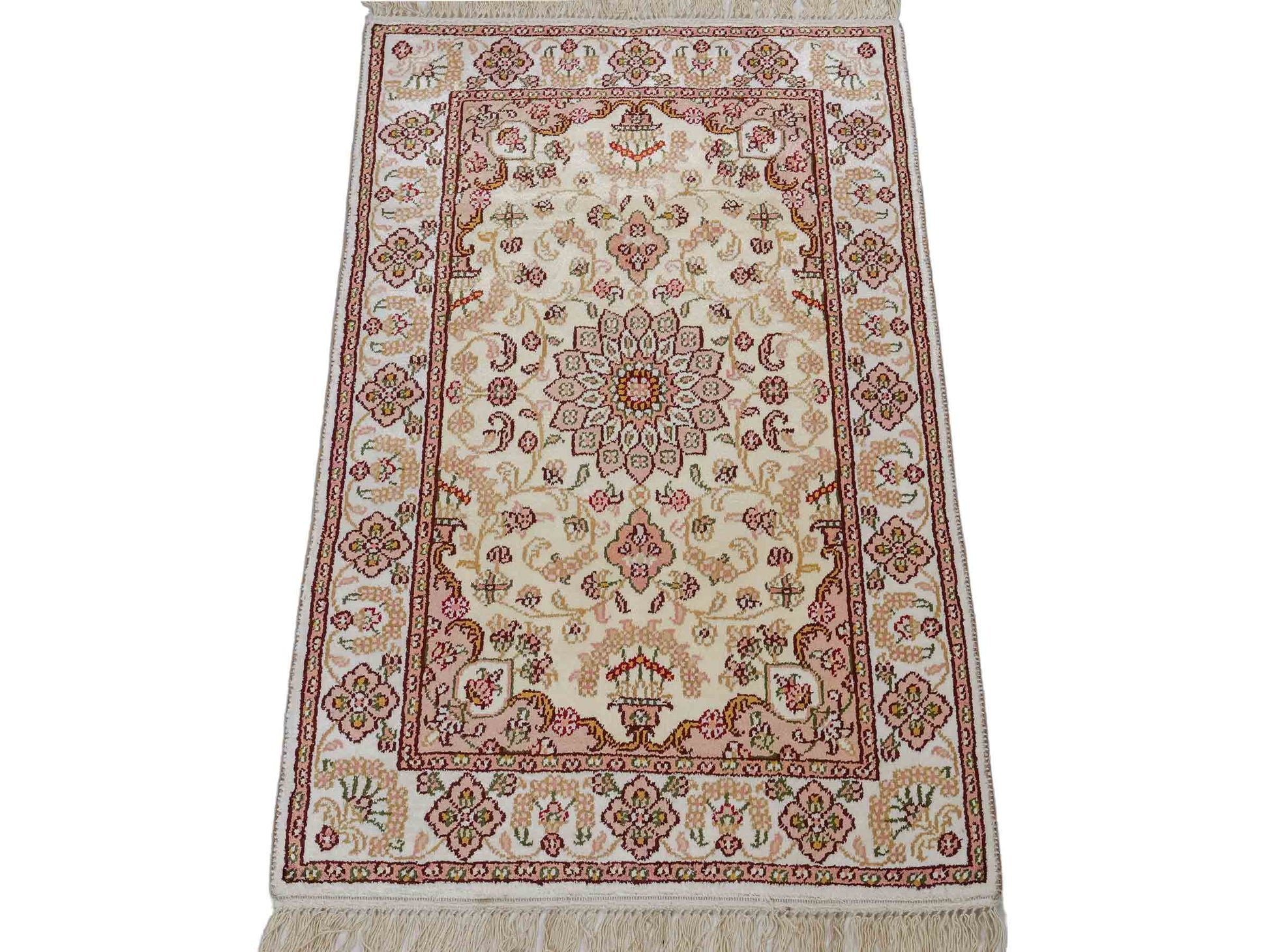 Feiner, handgeknüpfter, chinesischer Orientteppich mit Ghom Design aus Kunstseide, weiß, creme. 89x60 cm. Verkauf durch Jupiter Intl.