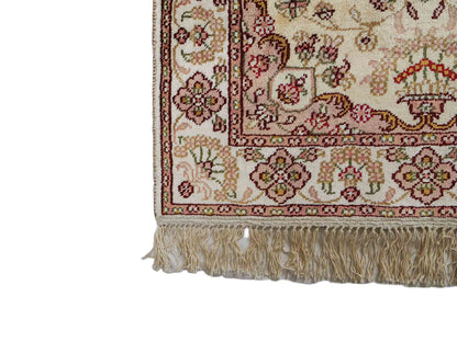Feiner, handgeknüpfter, chinesischer Orientteppich mit Ghom Design aus Kunstseide, weiß, creme. 89x60 cm. Verkauf durch Jupiter Intl.