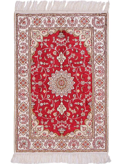 Feiner, handgeknüpfter, chinesischer Orientteppich mit Ghom Design aus Kunstseide, rot, weiß, creme. 89x61 cm. Verkauf durch Jupiter Intl.