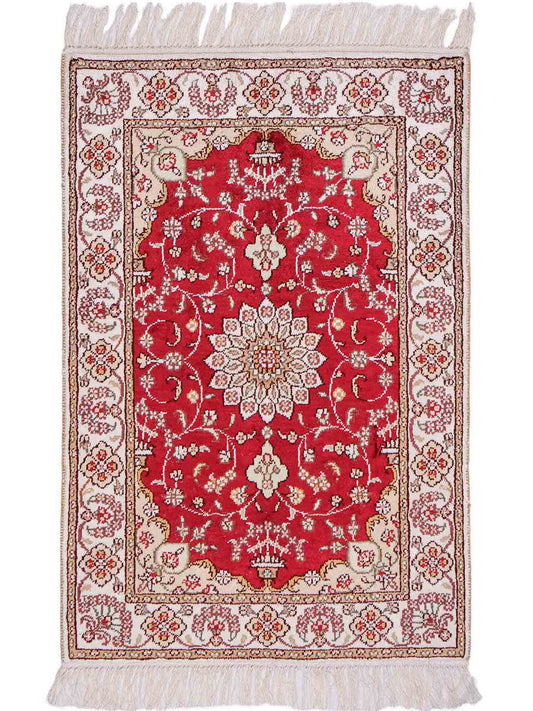 Feiner, handgeknüpfter, chinesischer Orientteppich mit Ghom Design aus Kunstseide, rot, weiß, creme. 89x61 cm. Verkauf durch Jupiter Intl.