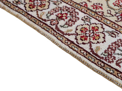 Feiner, handgeknüpfter, chinesischer Orientteppich mit Ghom Design aus Kunstseide, rot, weiß, creme. 89x61 cm. Verkauf durch Jupiter Intl.