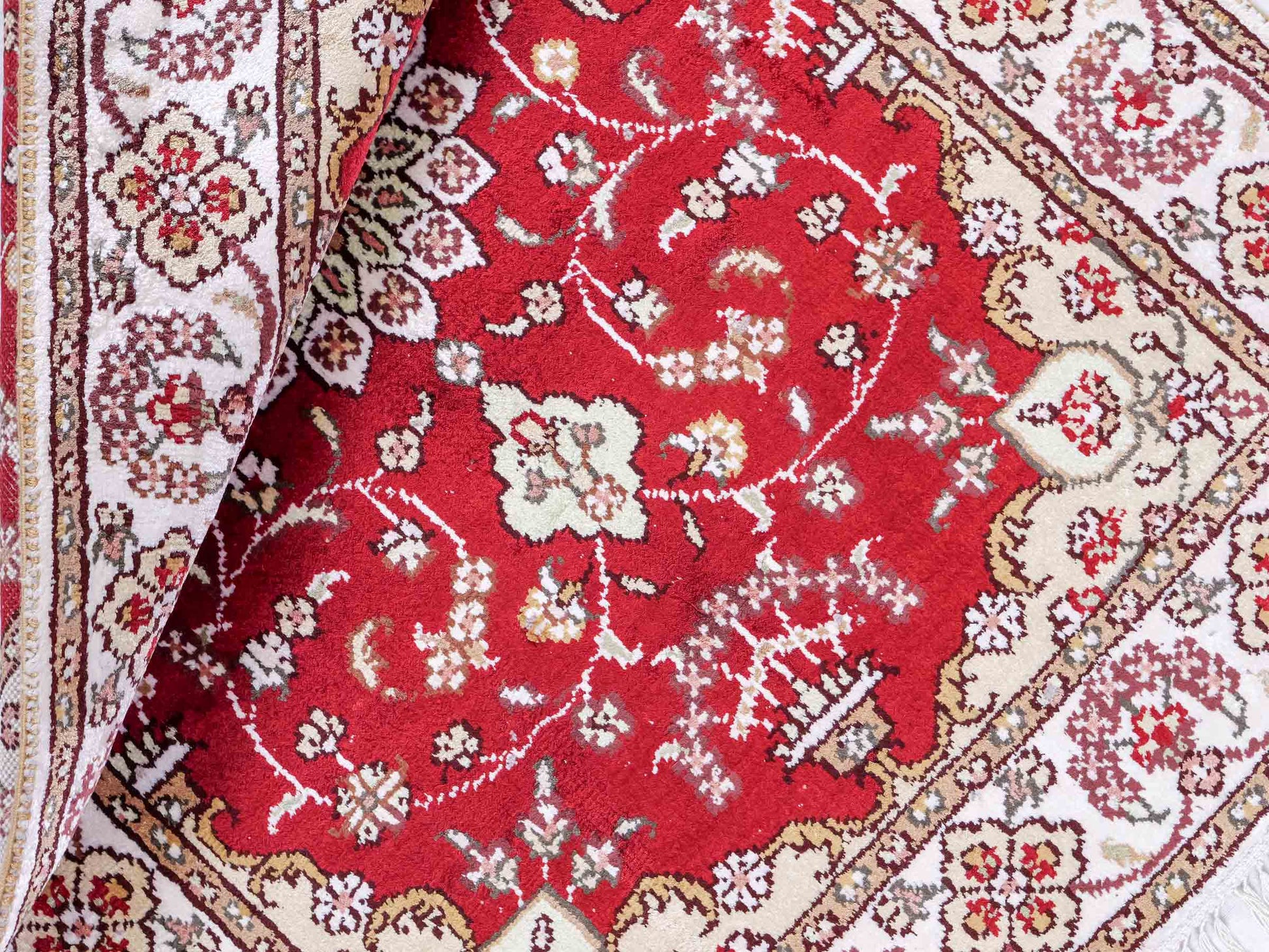 Feiner, handgeknüpfter, chinesischer Orientteppich mit Ghom Design aus Kunstseide, rot, weiß, creme. 89x61 cm. Verkauf durch Jupiter Intl.