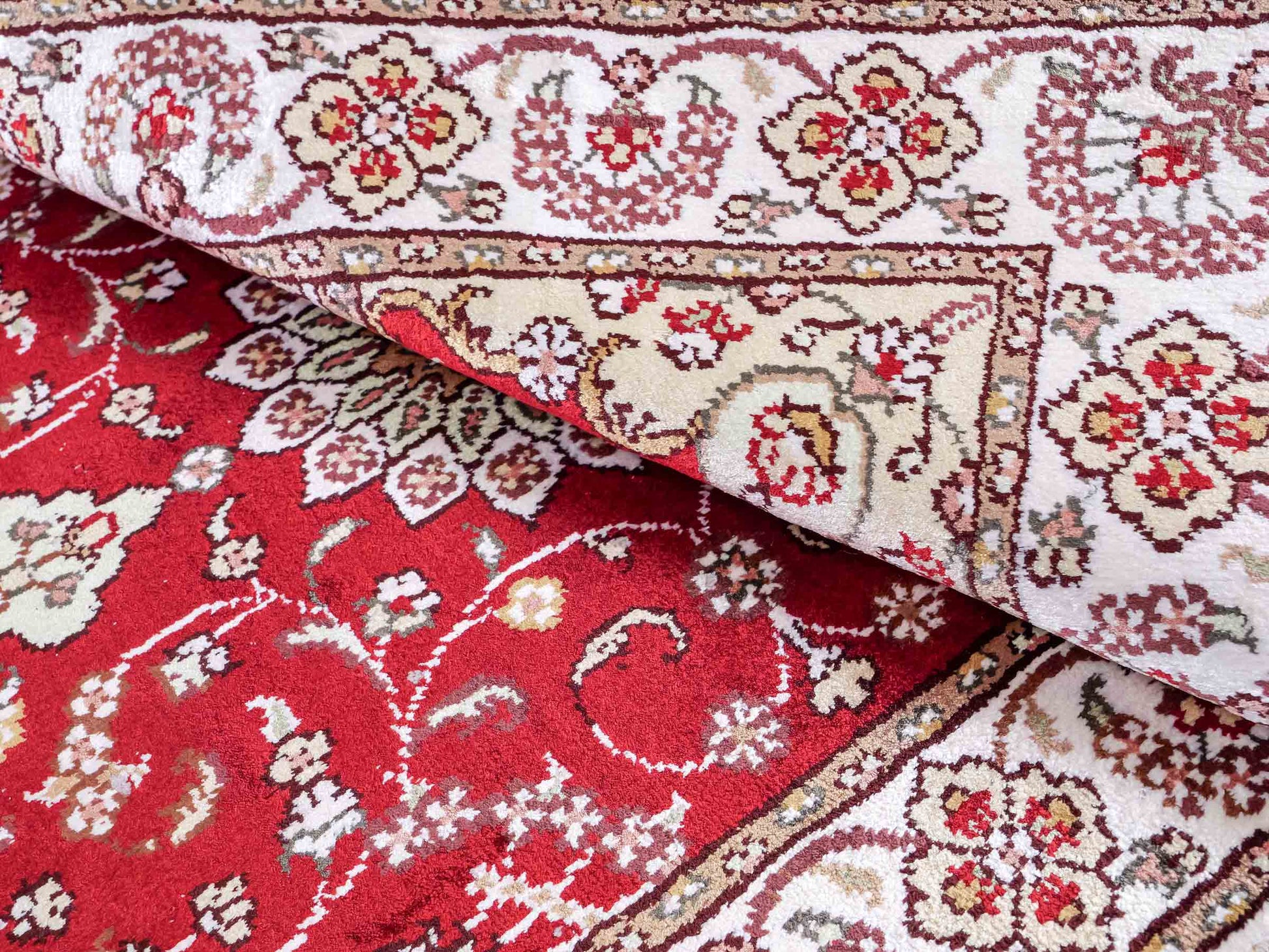 Feiner, handgeknüpfter, chinesischer Orientteppich mit Ghom Design aus Kunstseide, rot, weiß, creme. 89x61 cm. Verkauf durch Jupiter Intl.