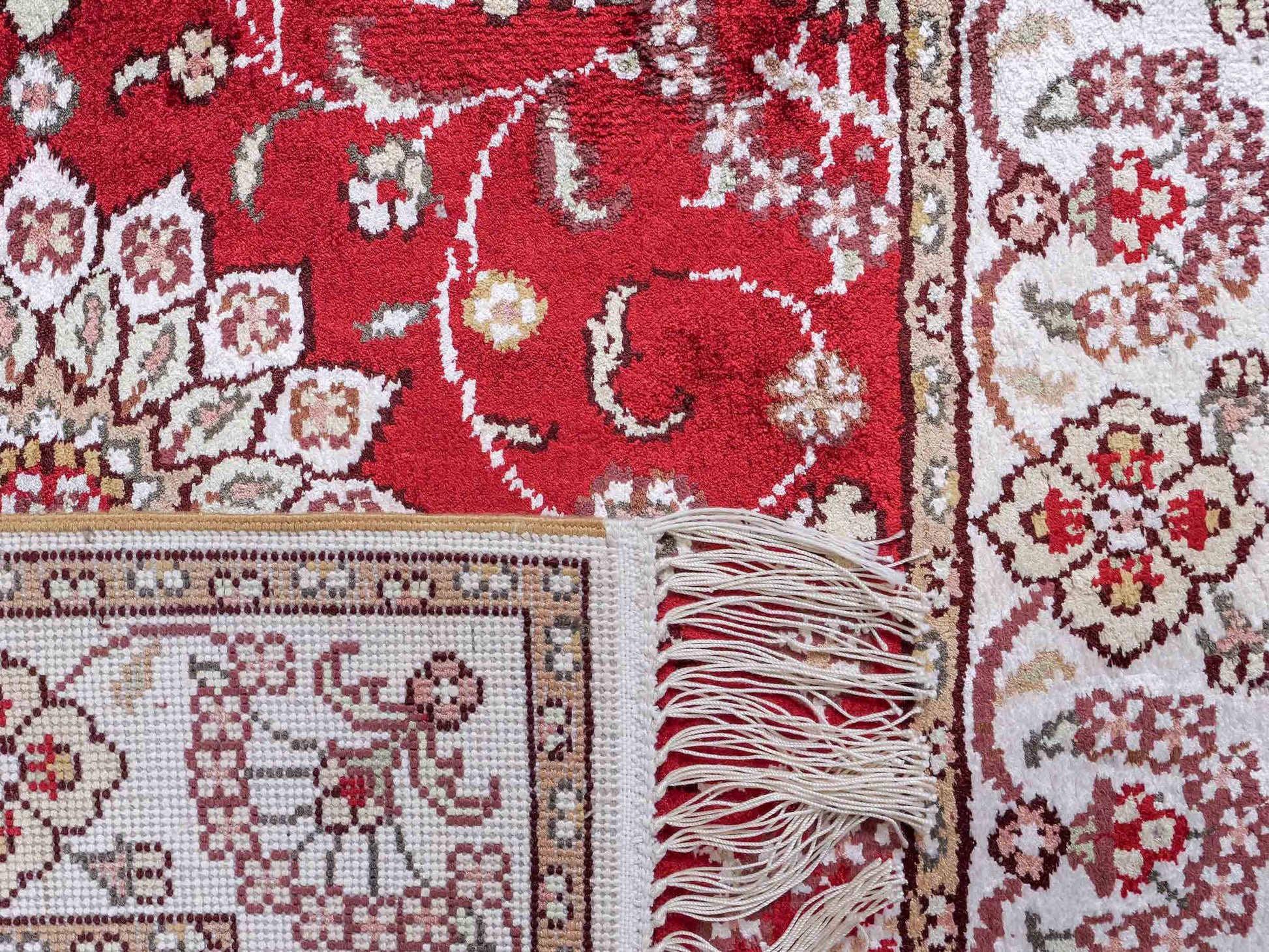 Feiner, handgeknüpfter, chinesischer Orientteppich mit Ghom Design aus Kunstseide, rot, weiß, creme. 89x61 cm. Verkauf durch Jupiter Intl.
