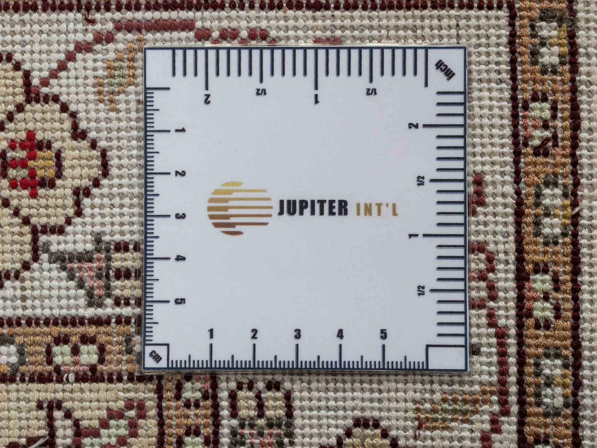 Feiner, handgeknüpfter, chinesischer Orientteppich mit Ghom Design aus Kunstseide, rot, weiß, creme. 89x61 cm. Verkauf durch Jupiter Intl.