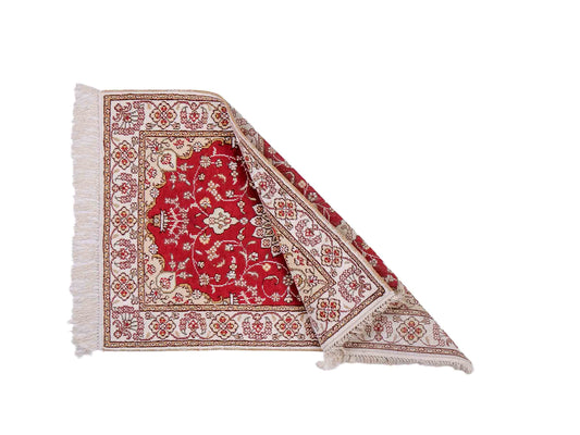 Feiner, handgeknüpfter, chinesischer Orientteppich mit Ghom Design aus Kunstseide, rot, weiß, creme. 89x61 cm. Verkauf durch Jupiter Intl.