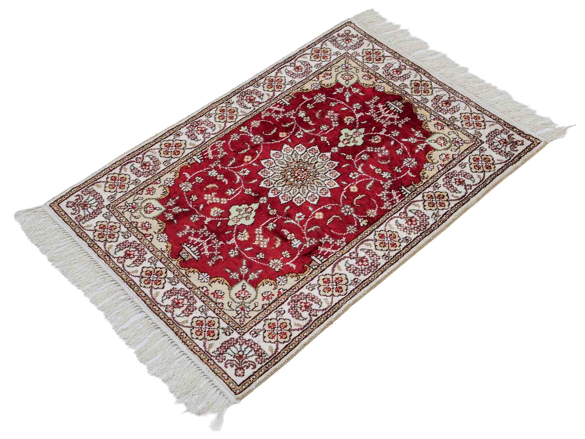 Feiner, handgeknüpfter, chinesischer Orientteppich mit Ghom Design aus Kunstseide, rot, weiß, creme. 89x61 cm. Verkauf durch Jupiter Intl.