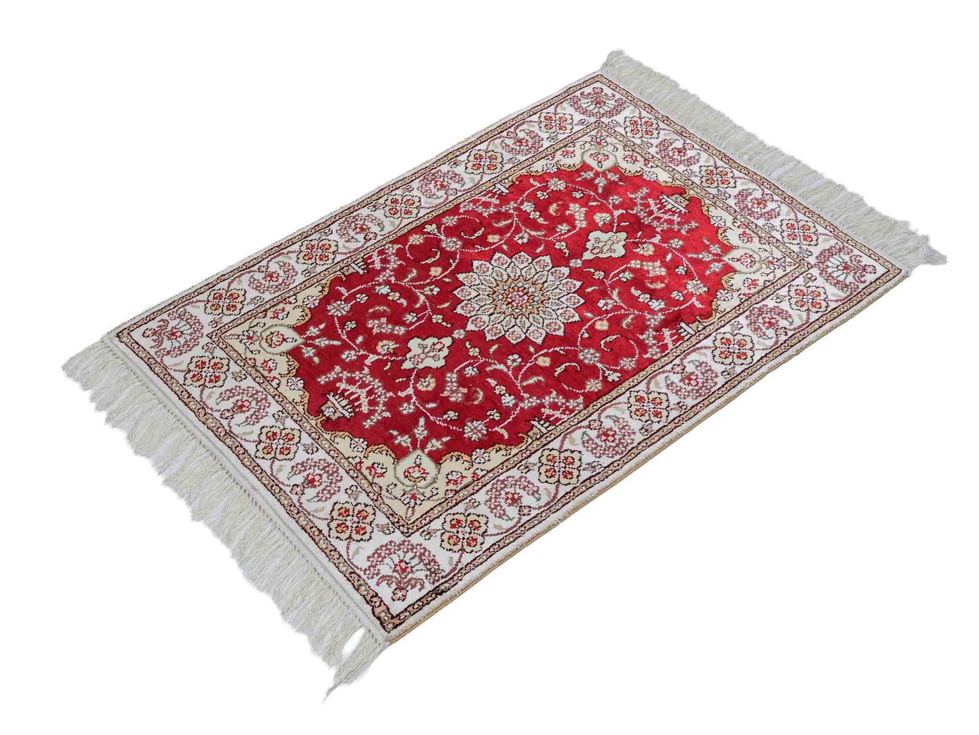 Feiner, handgeknüpfter, chinesischer Orientteppich mit Ghom Design aus Kunstseide, rot, weiß, creme. 89x61 cm. Verkauf durch Jupiter Intl.