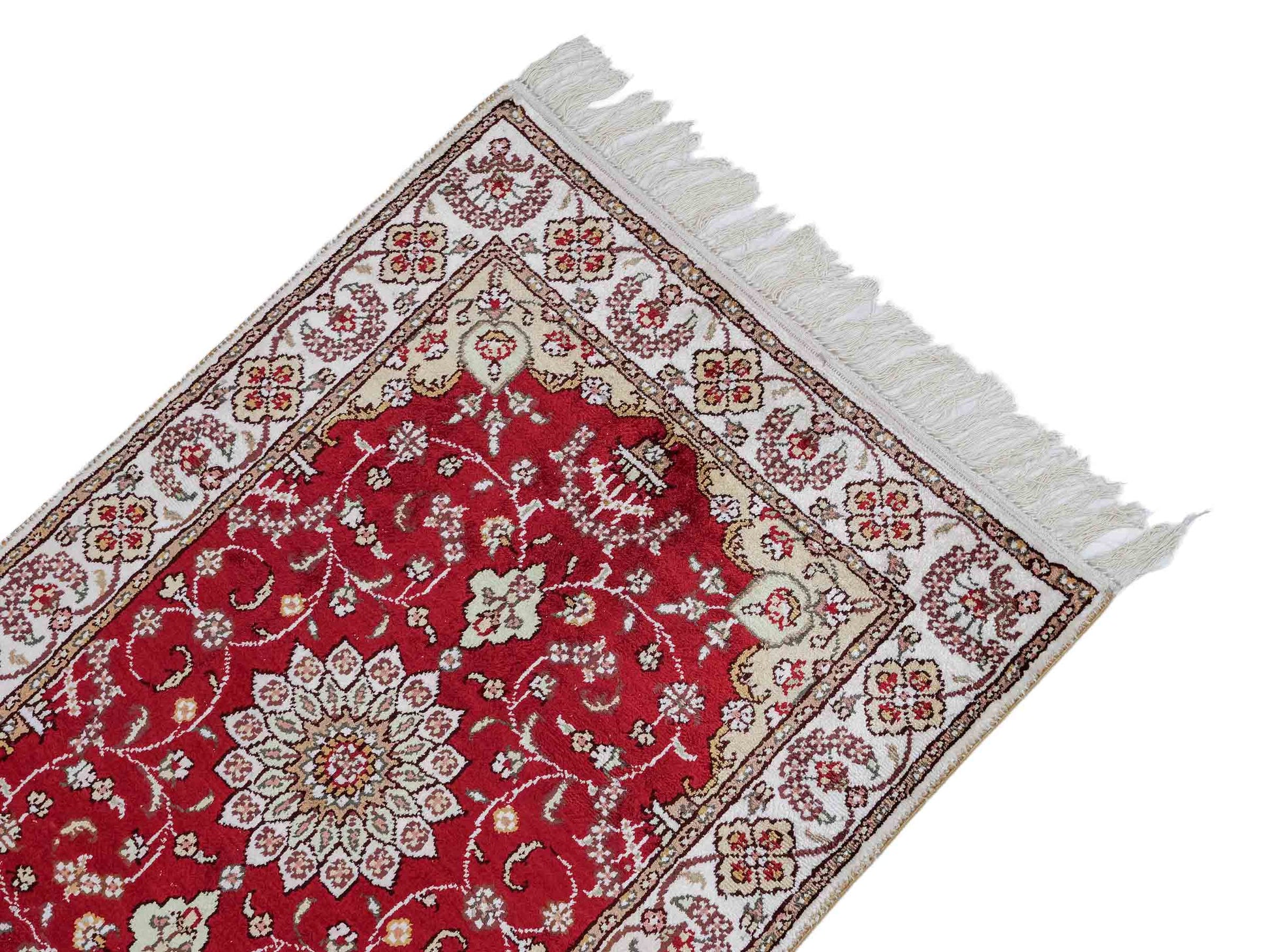 Feiner, handgeknüpfter, chinesischer Orientteppich mit Ghom Design aus Kunstseide, rot, weiß, creme. 89x61 cm. Verkauf durch Jupiter Intl.