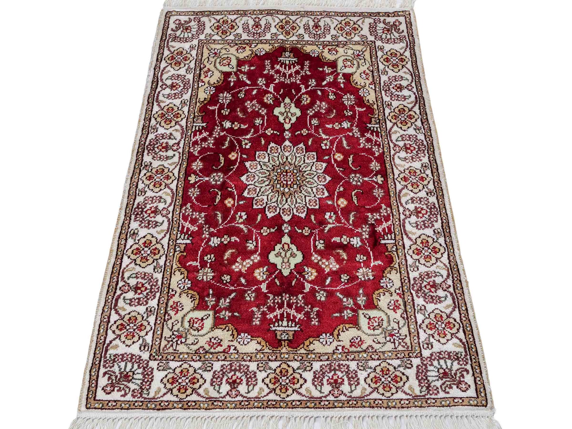 Feiner, handgeknüpfter, chinesischer Orientteppich mit Ghom Design aus Kunstseide, rot, weiß, creme. 89x61 cm. Verkauf durch Jupiter Intl.