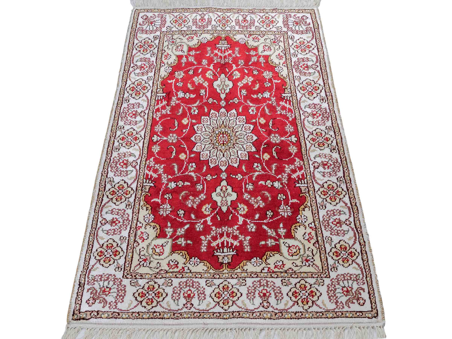 Feiner, handgeknüpfter, chinesischer Orientteppich mit Ghom Design aus Kunstseide, rot, weiß, creme. 89x61 cm. Verkauf durch Jupiter Intl.