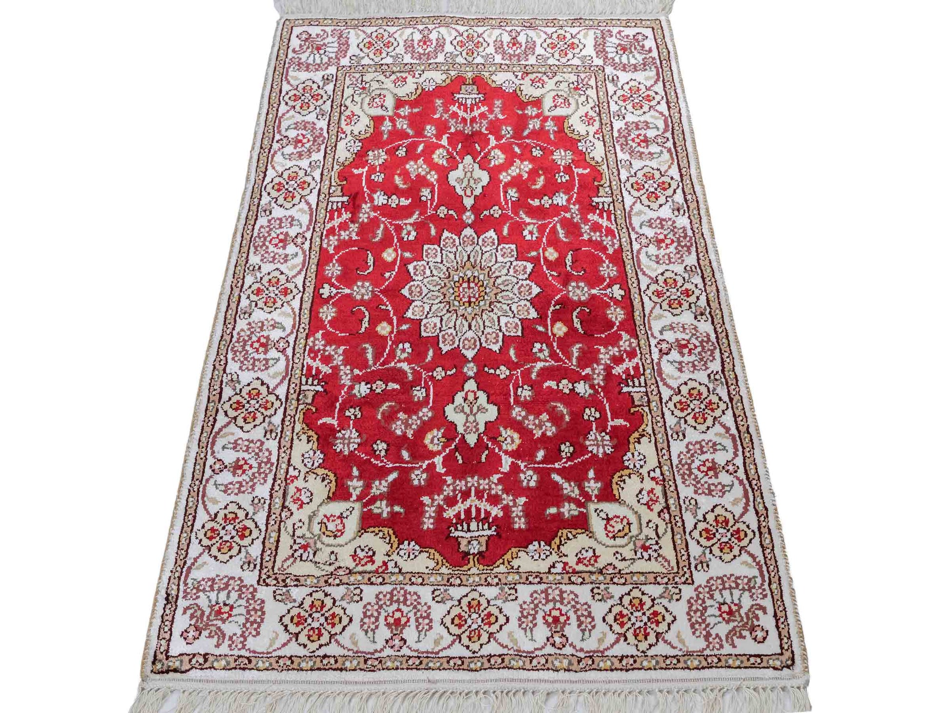 Feiner, handgeknüpfter, chinesischer Orientteppich mit Ghom Design aus Kunstseide, rot, weiß, creme. 89x61 cm. Verkauf durch Jupiter Intl.