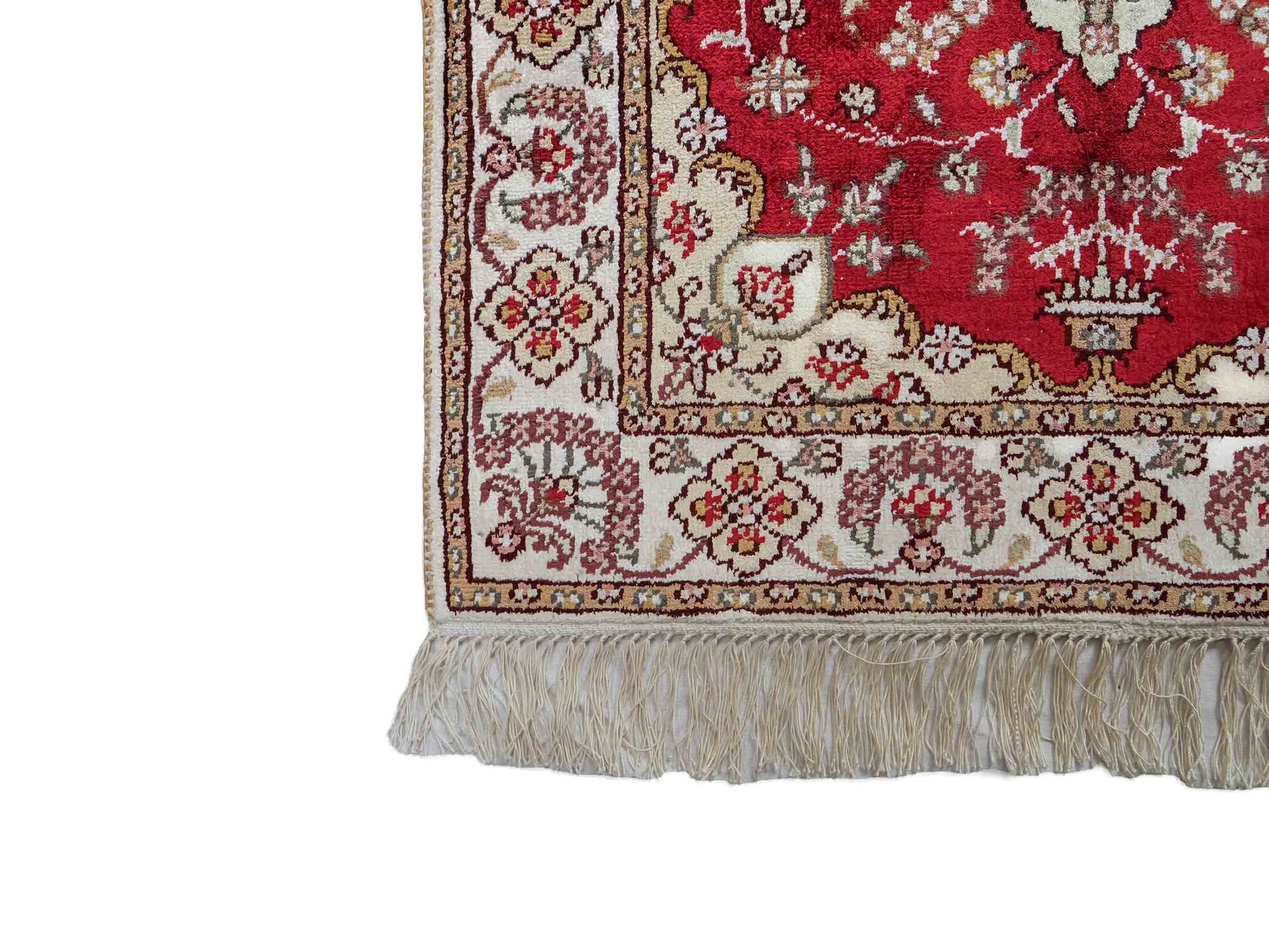 Feiner, handgeknüpfter, chinesischer Orientteppich mit Ghom Design aus Kunstseide, rot, weiß, creme. 89x61 cm. Verkauf durch Jupiter Intl.