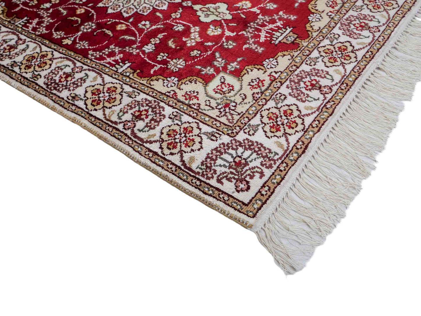 Feiner, handgeknüpfter, chinesischer Orientteppich mit Ghom Design aus Kunstseide, rot, weiß, creme. 89x61 cm. Verkauf durch Jupiter Intl.