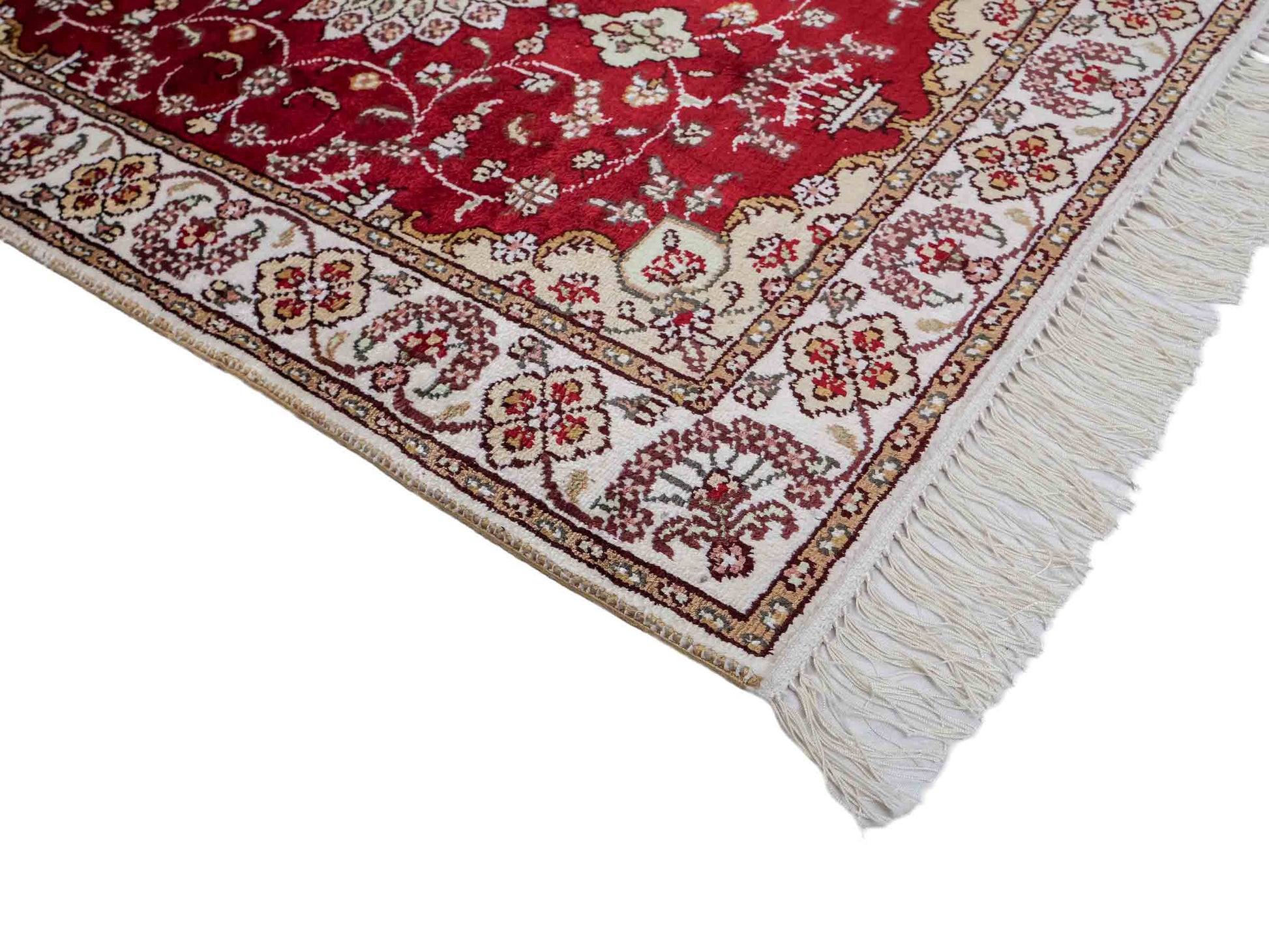 Feiner, handgeknüpfter, chinesischer Orientteppich mit Ghom Design aus Kunstseide, rot, weiß, creme. 89x61 cm. Verkauf durch Jupiter Intl.
