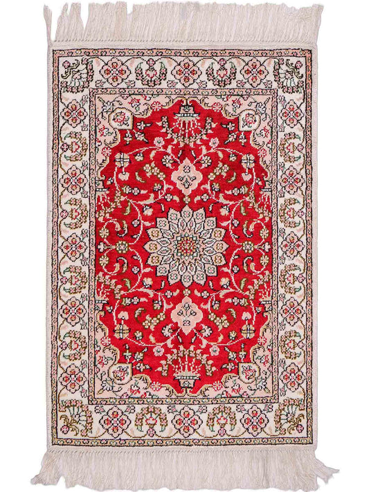 Feiner, handgeknüpfter, chinesischer Orientteppich mit Ghom Design aus Kunstseide, rot, creme, weiß. 89x62 cm. Verkauf durch Jupiter Intl.