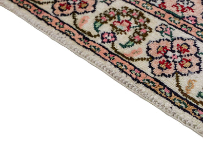 Feiner, handgeknüpfter, chinesischer Orientteppich mit Ghom Design aus Kunstseide, rot, creme, weiß. 89x62 cm. Verkauf durch Jupiter Intl.