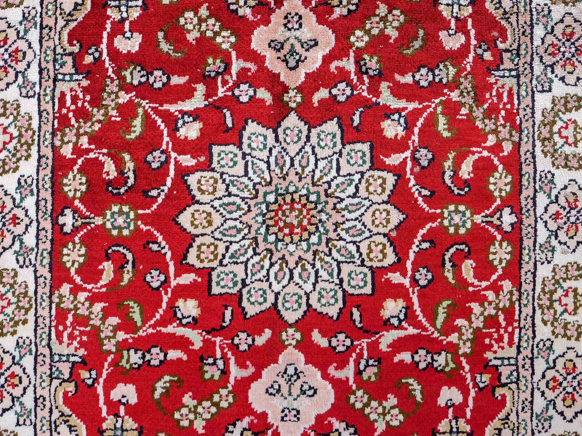 Feiner, handgeknüpfter, chinesischer Orientteppich mit Ghom Design aus Kunstseide, rot, creme, weiß. 89x62 cm. Verkauf durch Jupiter Intl.