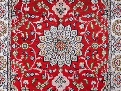 Feiner, handgeknüpfter, chinesischer Orientteppich mit Ghom Design aus Kunstseide, rot, creme, weiß. 89x62 cm. Verkauf durch Jupiter Intl.