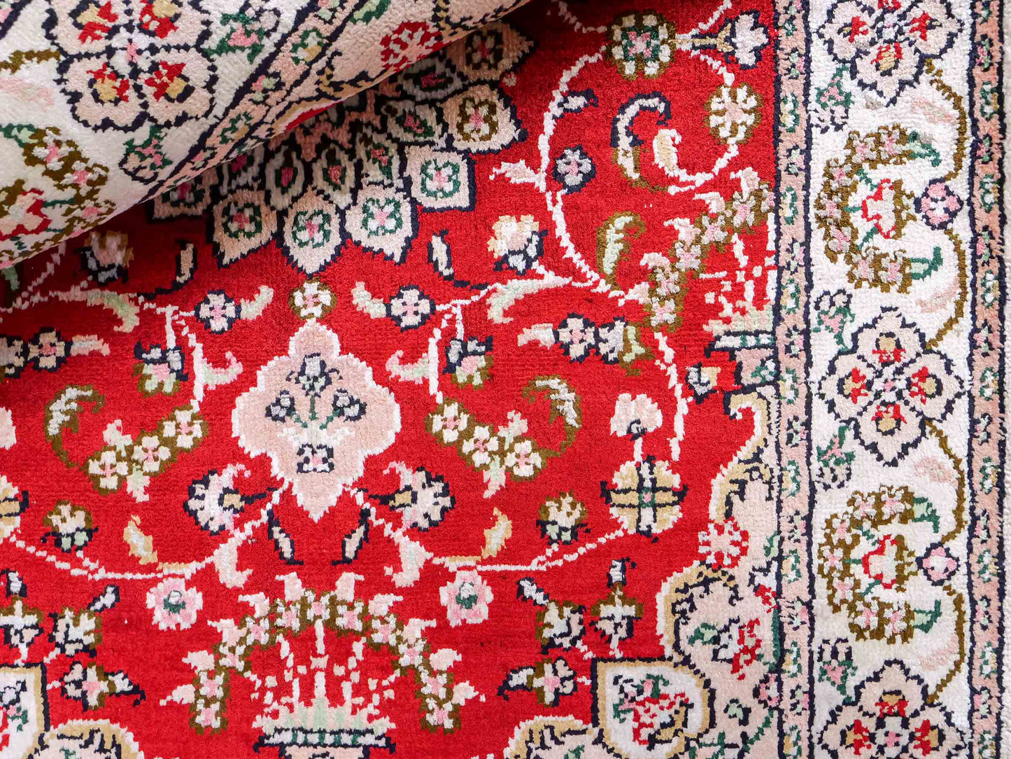 Feiner, handgeknüpfter, chinesischer Orientteppich mit Ghom Design aus Kunstseide, rot, creme, weiß. 89x62 cm. Verkauf durch Jupiter Intl.