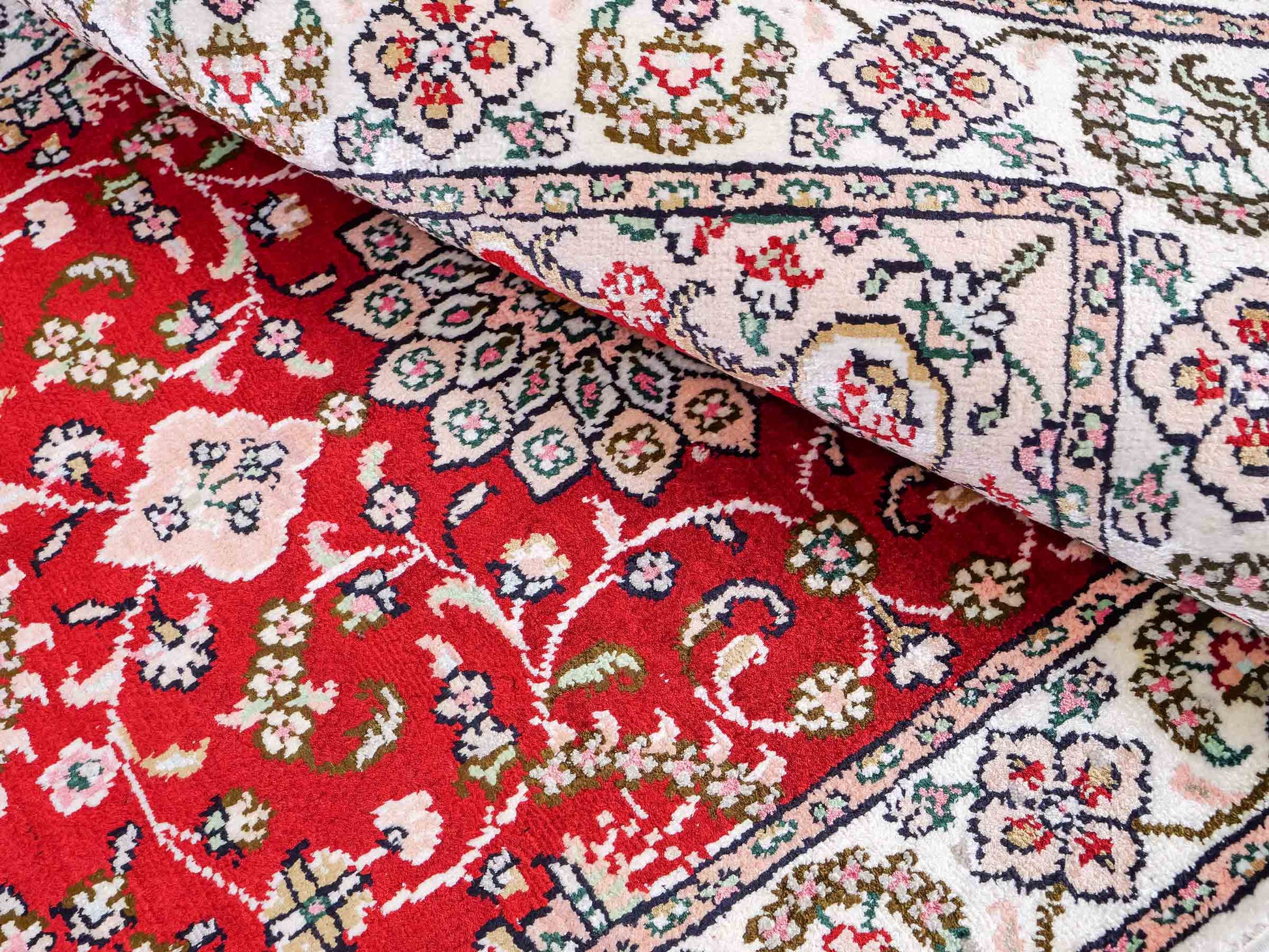 Feiner, handgeknüpfter, chinesischer Orientteppich mit Ghom Design aus Kunstseide, rot, creme, weiß. 89x62 cm. Verkauf durch Jupiter Intl.