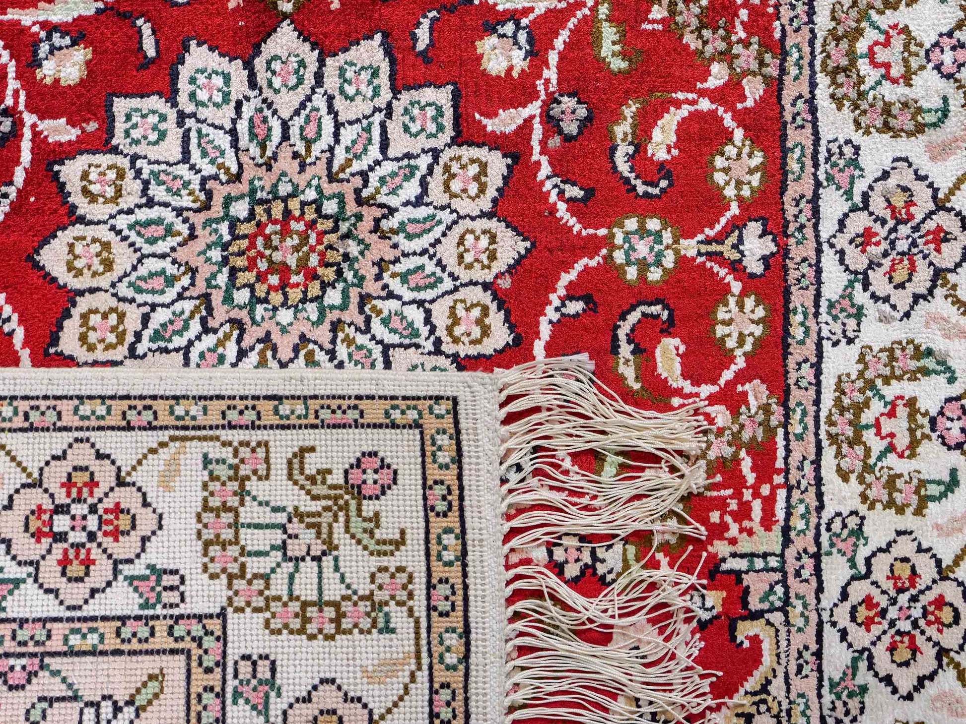 Feiner, handgeknüpfter, chinesischer Orientteppich mit Ghom Design aus Kunstseide, rot, creme, weiß. 89x62 cm. Verkauf durch Jupiter Intl.