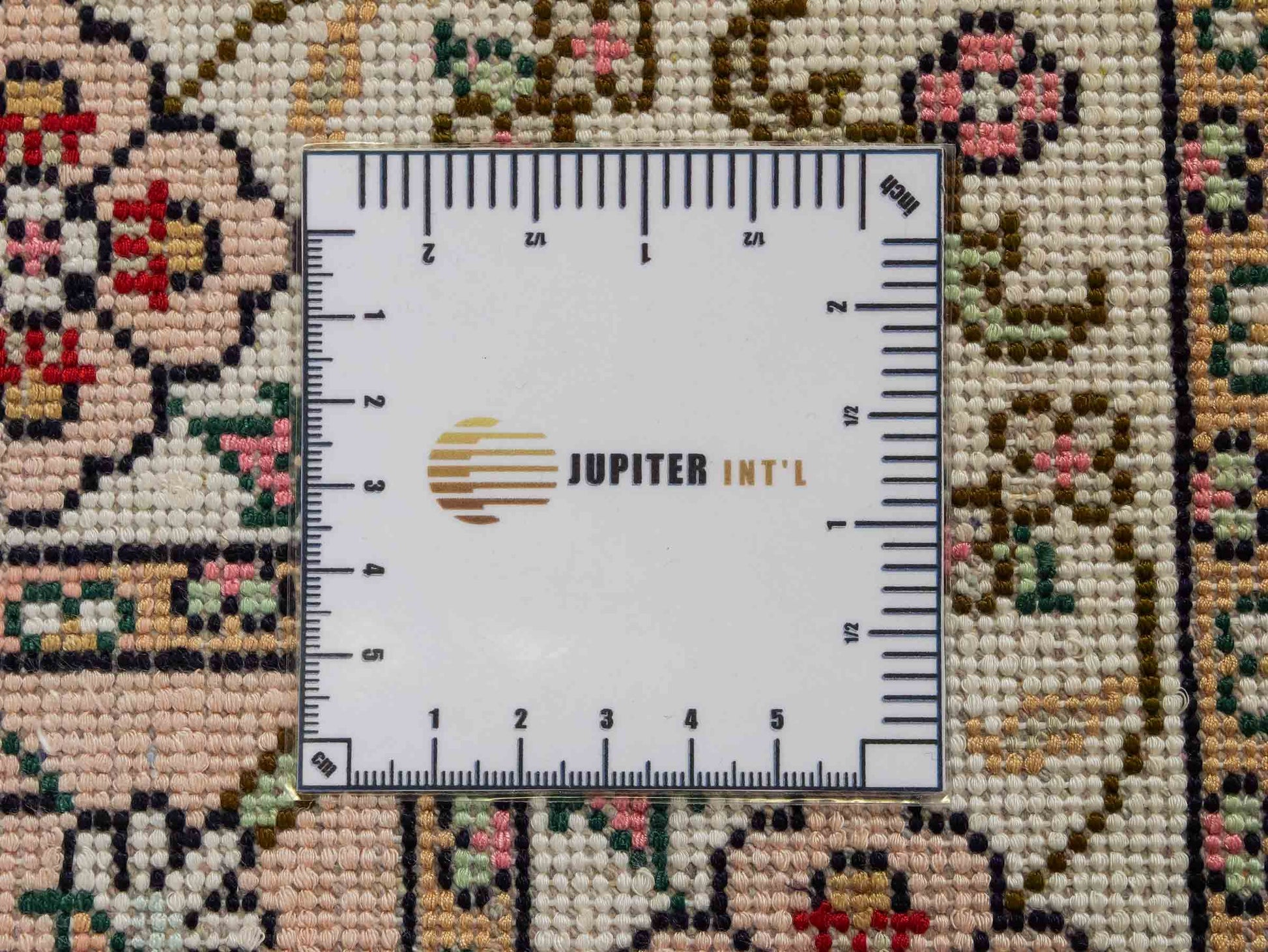 Feiner, handgeknüpfter, chinesischer Orientteppich mit Ghom Design aus Kunstseide, rot, creme, weiß. 89x62 cm. Verkauf durch Jupiter Intl.