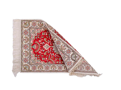 Feiner, handgeknüpfter, chinesischer Orientteppich mit Ghom Design aus Kunstseide, rot, creme, weiß. 89x62 cm. Verkauf durch Jupiter Intl.