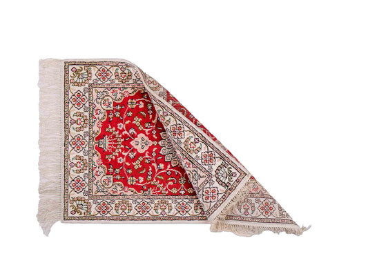 Feiner, handgeknüpfter, chinesischer Orientteppich mit Ghom Design aus Kunstseide, rot, creme, weiß. 89x62 cm. Verkauf durch Jupiter Intl.