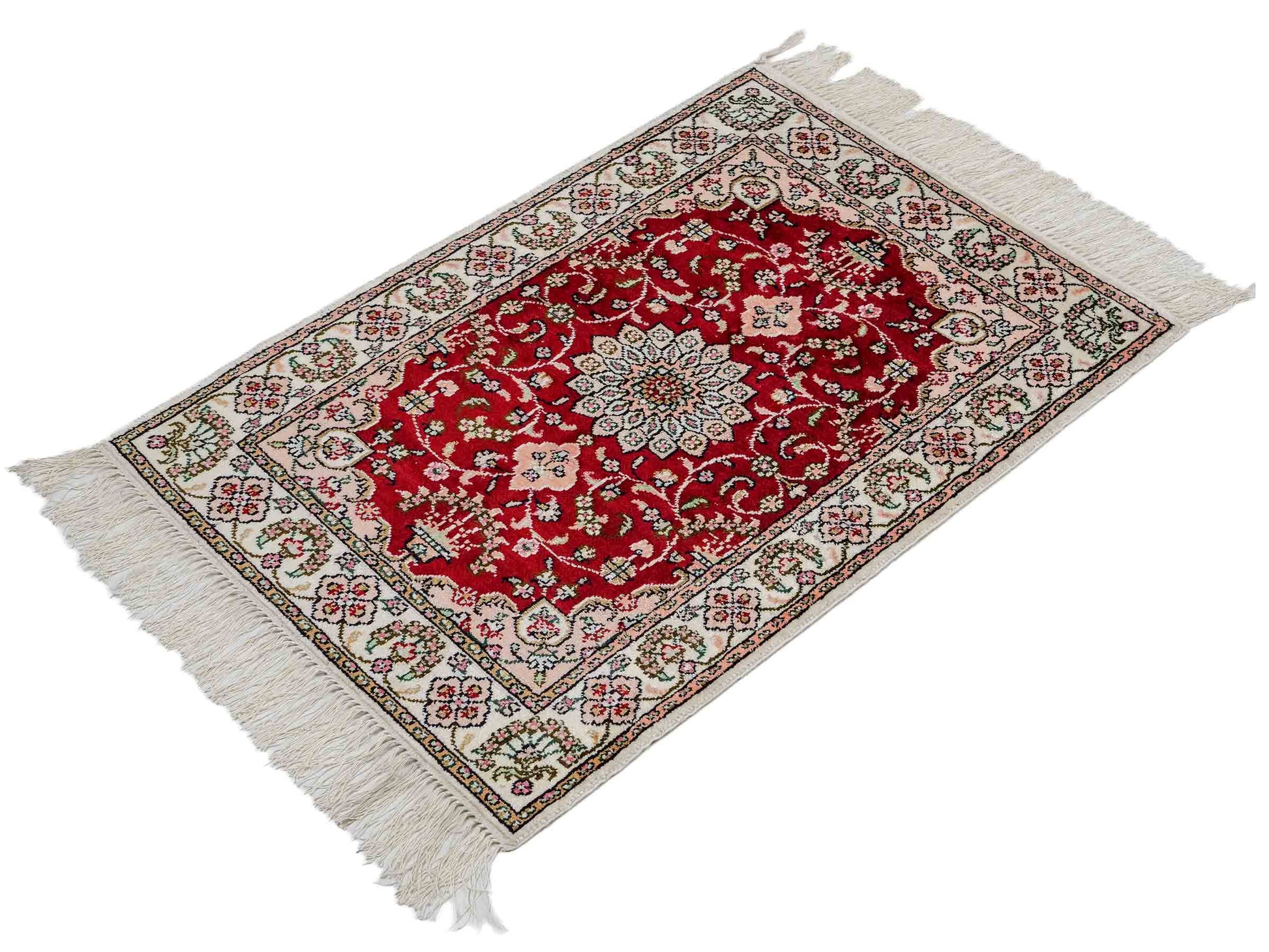 Feiner, handgeknüpfter, chinesischer Orientteppich mit Ghom Design aus Kunstseide, rot, creme, weiß. 89x62 cm. Verkauf durch Jupiter Intl.