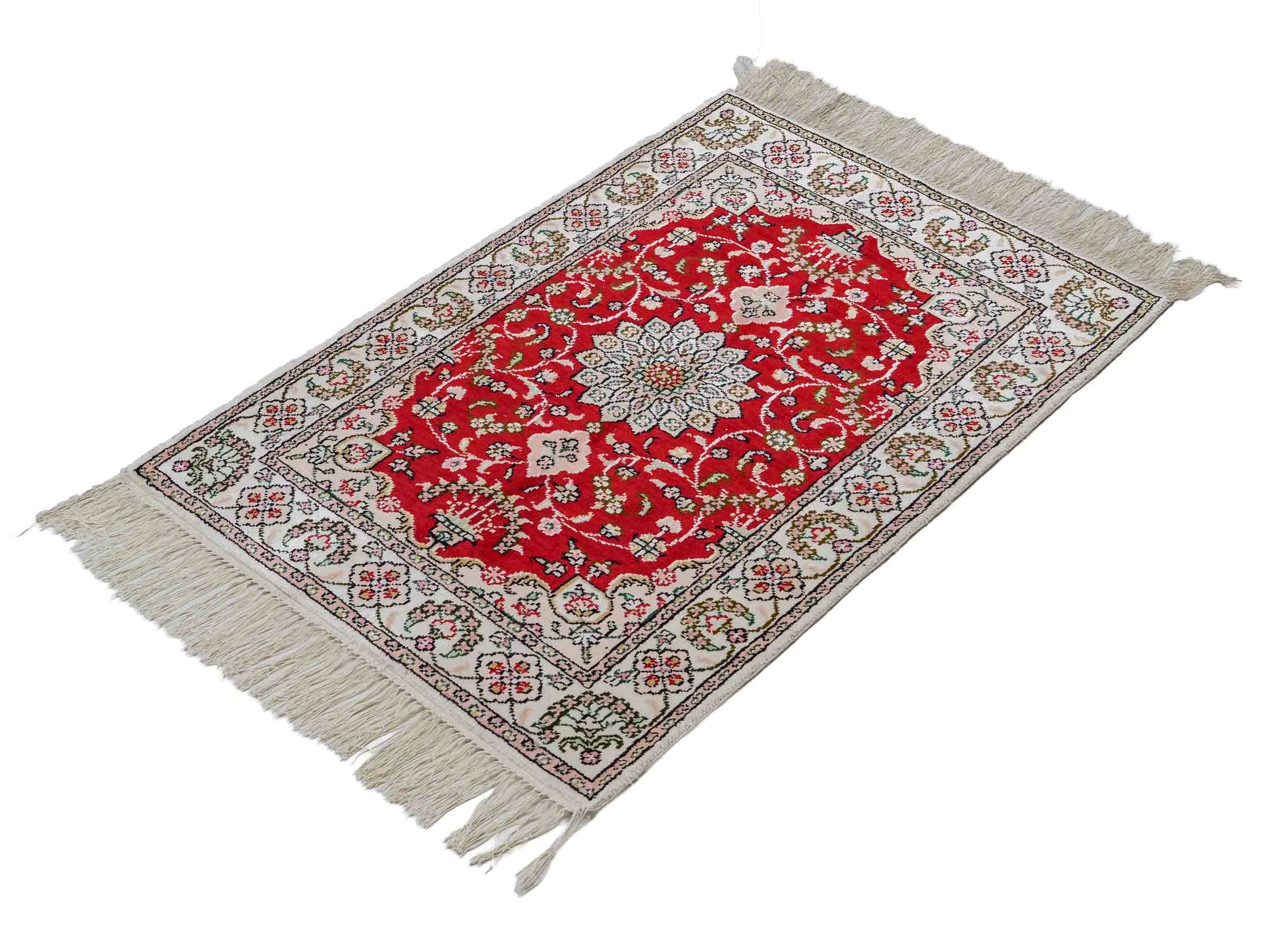 Feiner, handgeknüpfter, chinesischer Orientteppich mit Ghom Design aus Kunstseide, rot, creme, weiß. 89x62 cm. Verkauf durch Jupiter Intl.