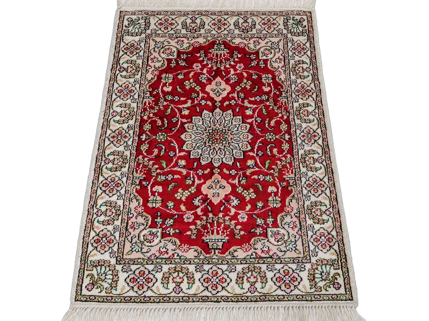 Feiner, handgeknüpfter, chinesischer Orientteppich mit Ghom Design aus Kunstseide, rot, creme, weiß. 89x62 cm. Verkauf durch Jupiter Intl.