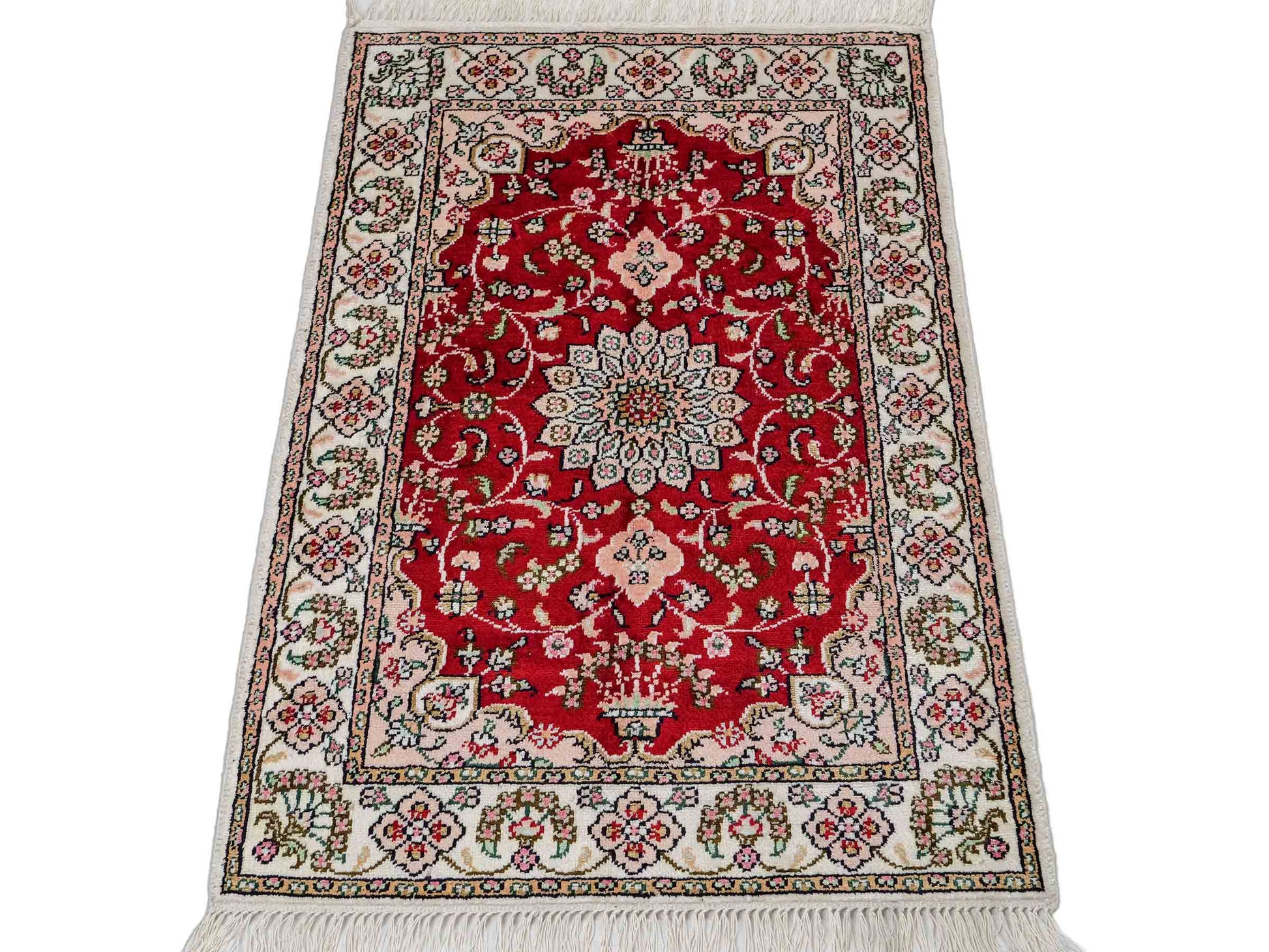 Feiner, handgeknüpfter, chinesischer Orientteppich mit Ghom Design aus Kunstseide, rot, creme, weiß. 89x62 cm. Verkauf durch Jupiter Intl.