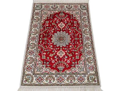 Feiner, handgeknüpfter, chinesischer Orientteppich mit Ghom Design aus Kunstseide, rot, creme, weiß. 89x62 cm. Verkauf durch Jupiter Intl.