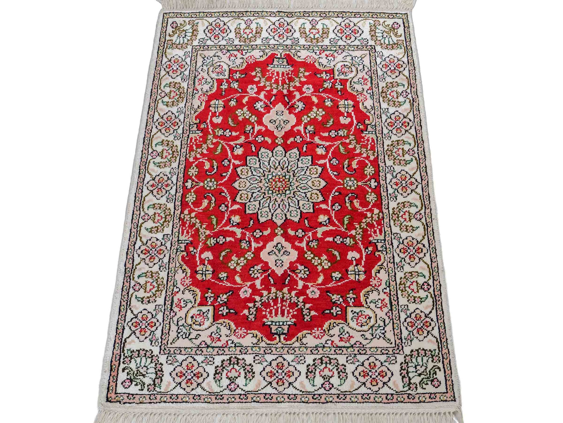 Feiner, handgeknüpfter, chinesischer Orientteppich mit Ghom Design aus Kunstseide, rot, creme, weiß. 89x62 cm. Verkauf durch Jupiter Intl.