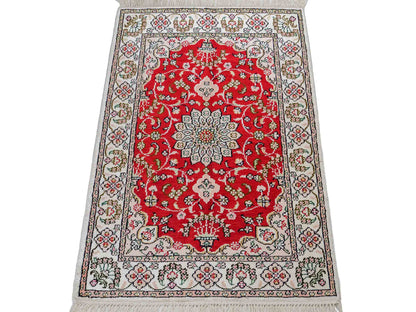 Feiner, handgeknüpfter, chinesischer Orientteppich mit Ghom Design aus Kunstseide, rot, creme, weiß. 89x62 cm. Verkauf durch Jupiter Intl.