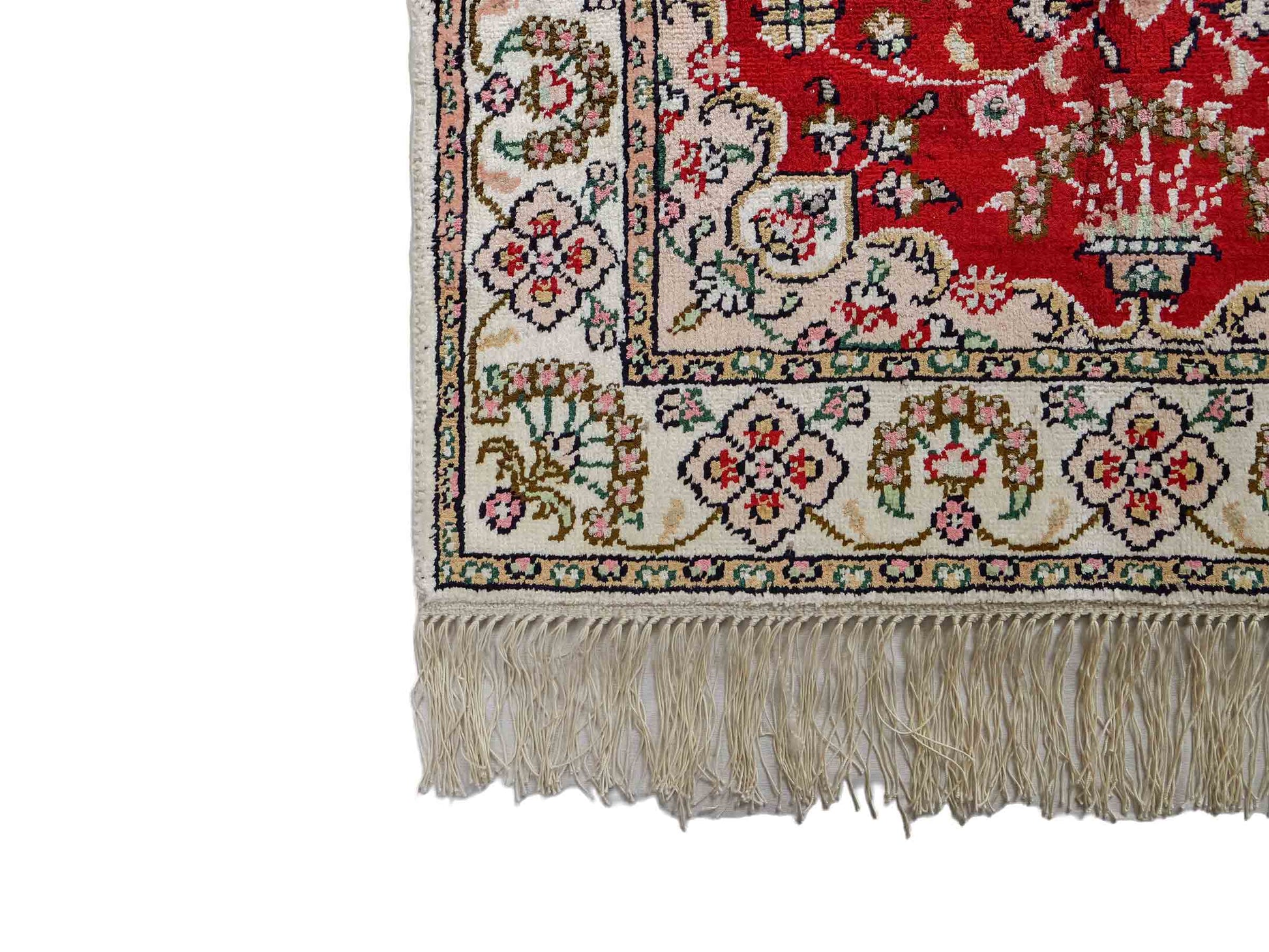 Feiner, handgeknüpfter, chinesischer Orientteppich mit Ghom Design aus Kunstseide, rot, creme, weiß. 89x62 cm. Verkauf durch Jupiter Intl.