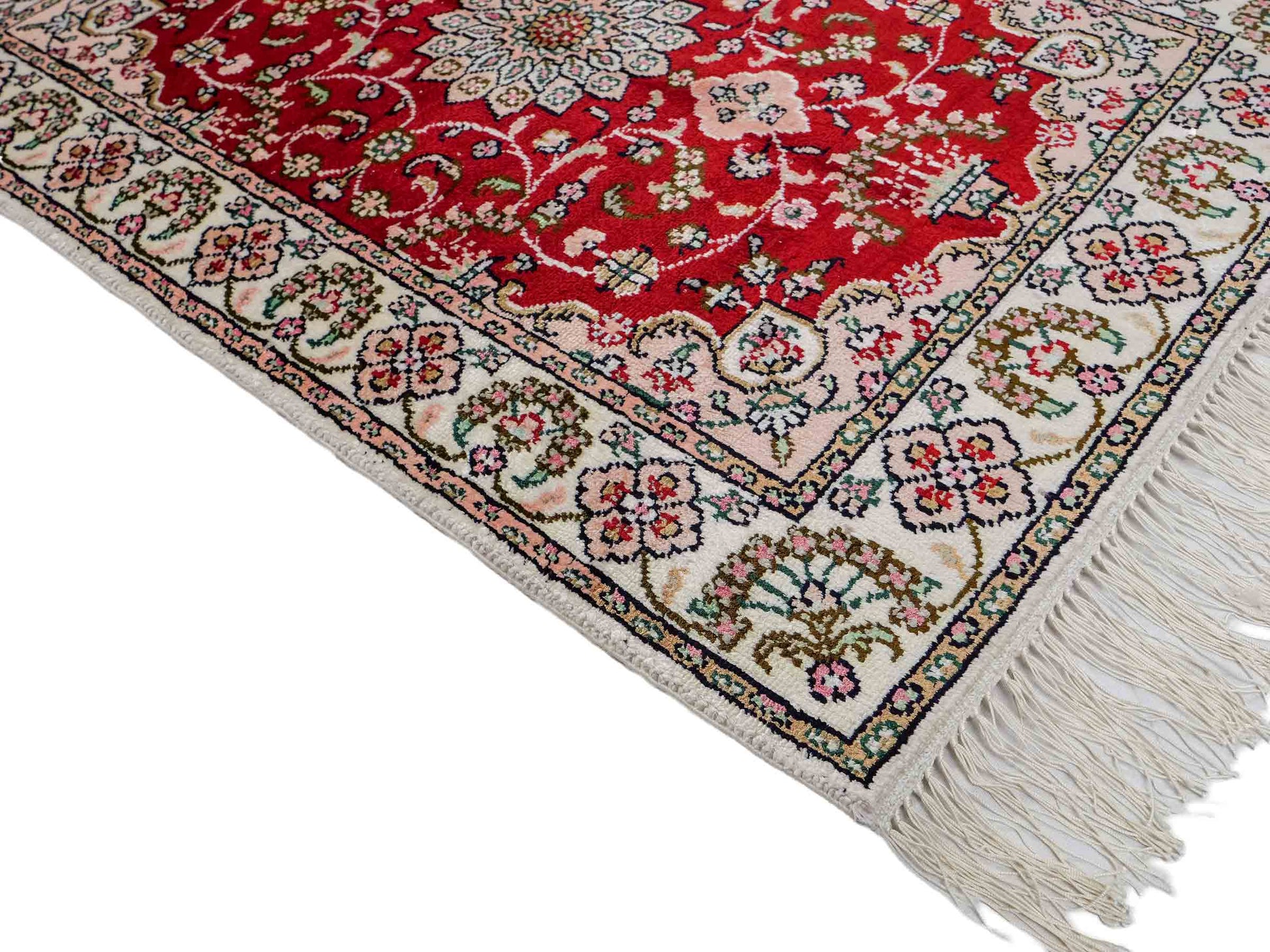Feiner, handgeknüpfter, chinesischer Orientteppich mit Ghom Design aus Kunstseide, rot, creme, weiß. 89x62 cm. Verkauf durch Jupiter Intl.