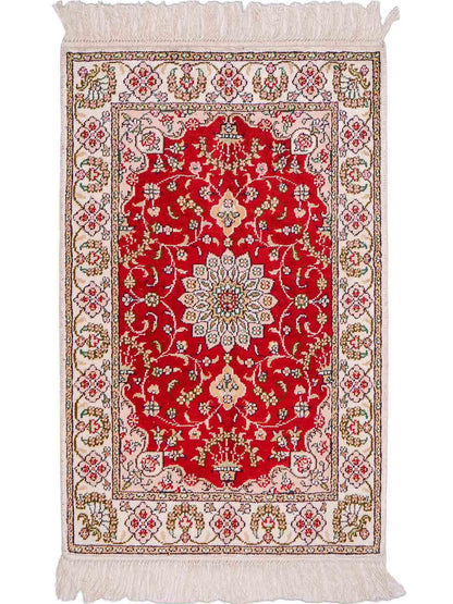 Feiner, handgeknüpfter, chinesischer Orientteppich mit Ghom Design aus Kunstseide, rot, weiß, creme. 89x62 cm. Verkauf durch Jupiter Intl.
