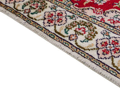 Feiner, handgeknüpfter, chinesischer Orientteppich mit Ghom Design aus Kunstseide, rot, weiß, creme. 89x62 cm. Verkauf durch Jupiter Intl.