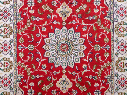 Feiner, handgeknüpfter, chinesischer Orientteppich mit Ghom Design aus Kunstseide, rot, weiß, creme. 89x62 cm. Verkauf durch Jupiter Intl.