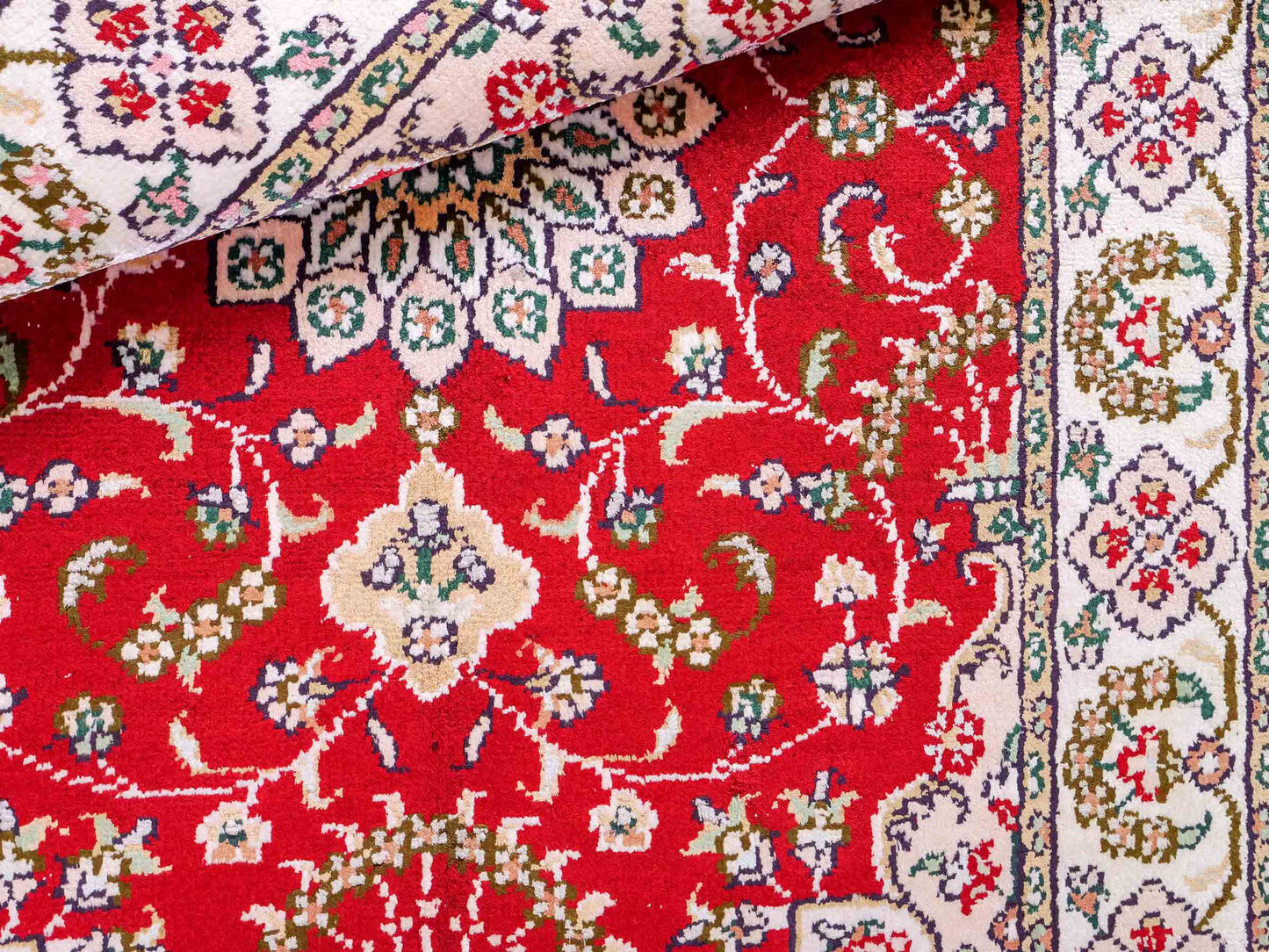 Feiner, handgeknüpfter, chinesischer Orientteppich mit Ghom Design aus Kunstseide, rot, weiß, creme. 89x62 cm. Verkauf durch Jupiter Intl.