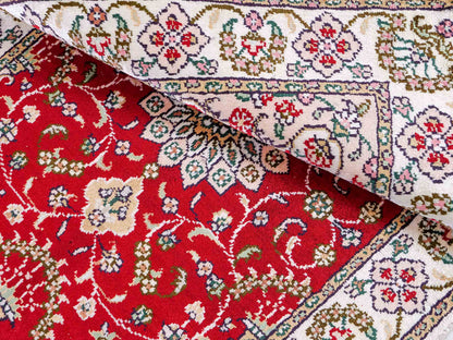 Feiner, handgeknüpfter, chinesischer Orientteppich mit Ghom Design aus Kunstseide, rot, weiß, creme. 89x62 cm. Verkauf durch Jupiter Intl.