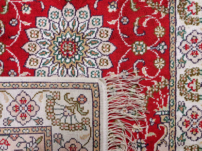 Feiner, handgeknüpfter, chinesischer Orientteppich mit Ghom Design aus Kunstseide, rot, weiß, creme. 89x62 cm. Verkauf durch Jupiter Intl.