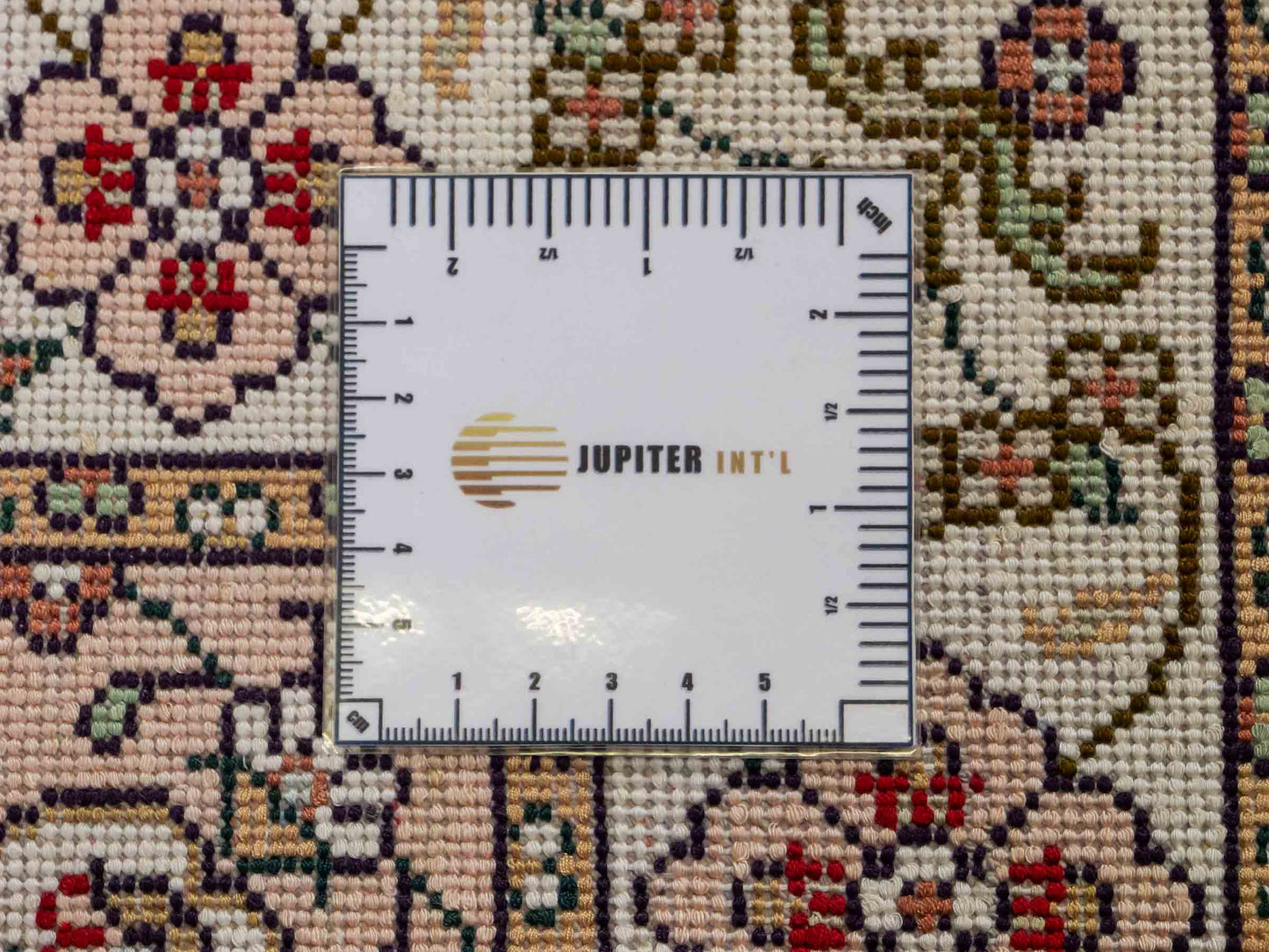 Feiner, handgeknüpfter, chinesischer Orientteppich mit Ghom Design aus Kunstseide, rot, weiß, creme. 89x62 cm. Verkauf durch Jupiter Intl.