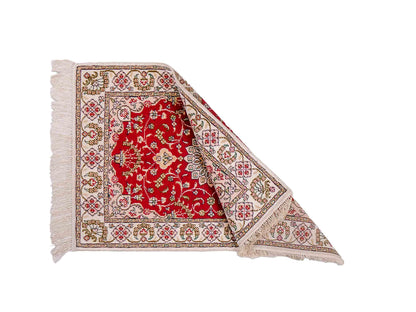 Feiner, handgeknüpfter, chinesischer Orientteppich mit Ghom Design aus Kunstseide, rot, weiß, creme. 89x62 cm. Verkauf durch Jupiter Intl.