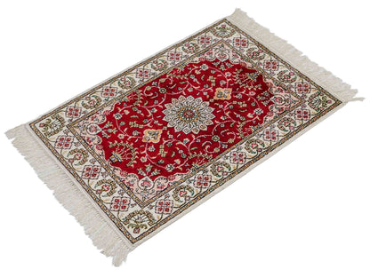 Feiner, handgeknüpfter, chinesischer Orientteppich mit Ghom Design aus Kunstseide, rot, weiß, creme. 89x62 cm. Verkauf durch Jupiter Intl.